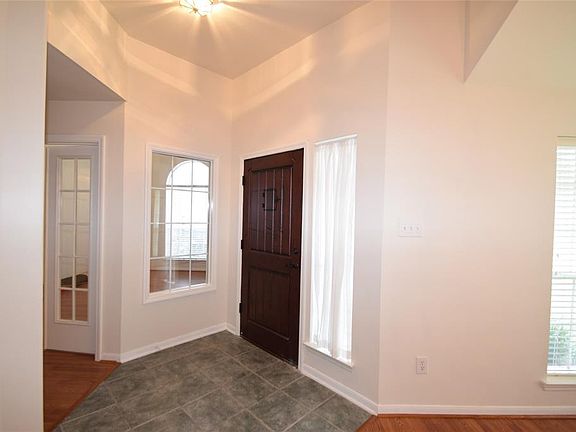3rd image of 3144 Oakwood Run Dr