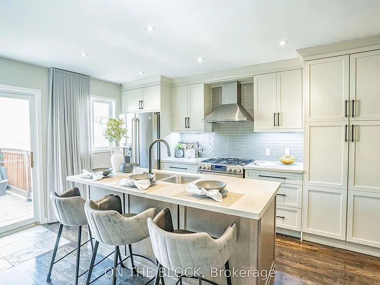 49 Leslie St — Photo 12