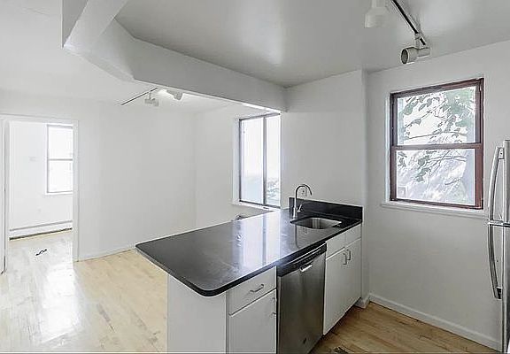 3rd image of 190 E 7th St APT 514