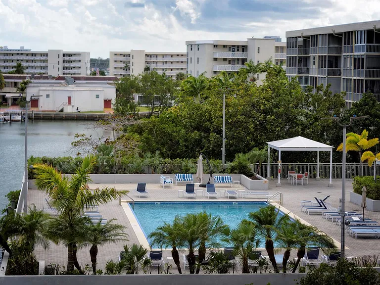 18081 Biscayne Blvd #403 — Photo 29