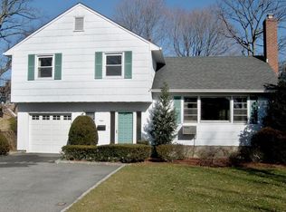8 Sage Pl, Eastchester, NY 10709