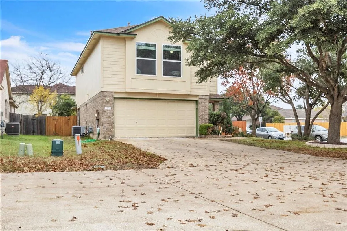 3 bed, 2.5 bath, 1380 sqft, $2,100 — Photo 4