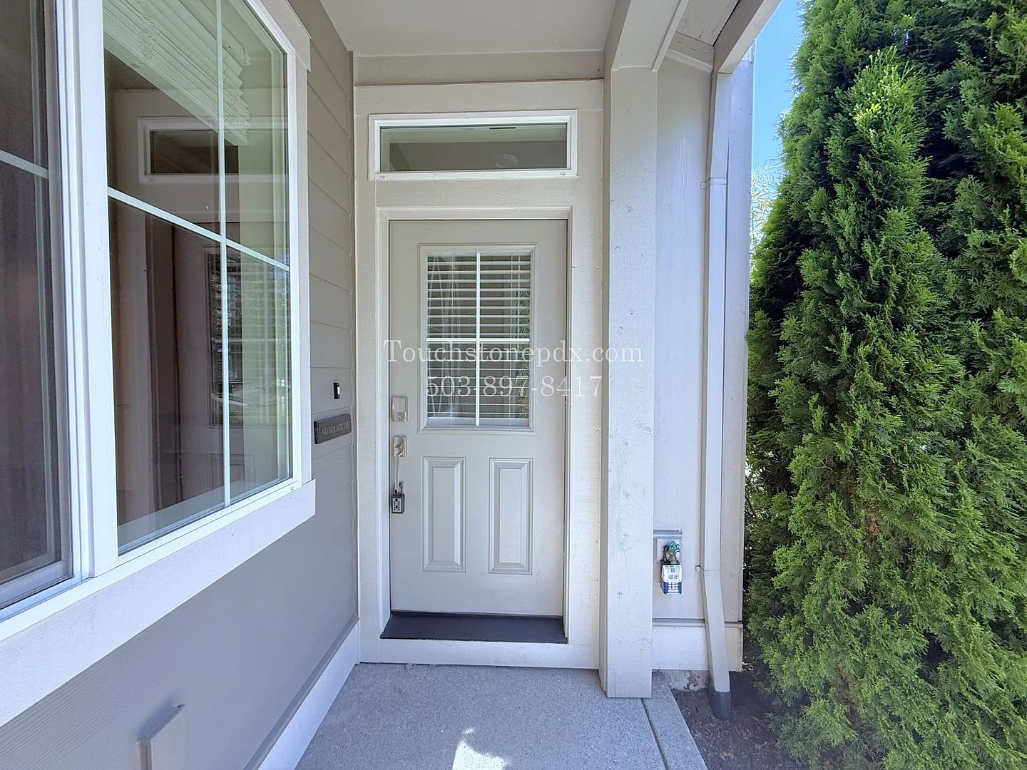 Move In Ready! Call Today! Modern Hillsboro Townhome With Ac, Electric Fireplace, And 2 Car Garage — Photo 3