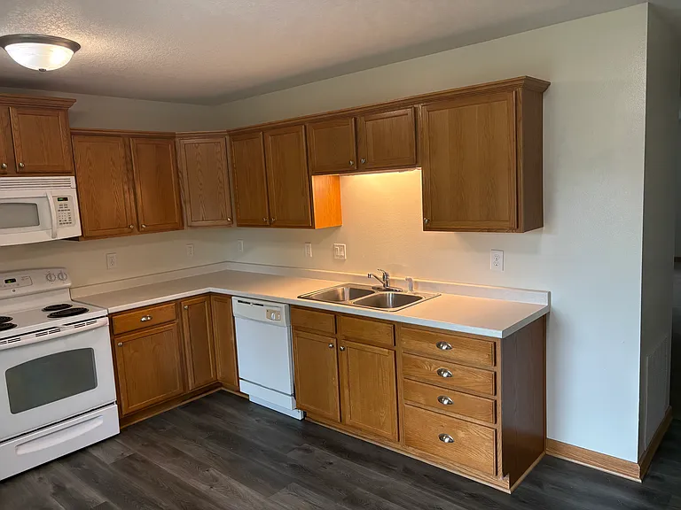 1636 W Broadway St — Photo 3