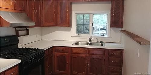 3rd image of 32 Watch Hill Ave