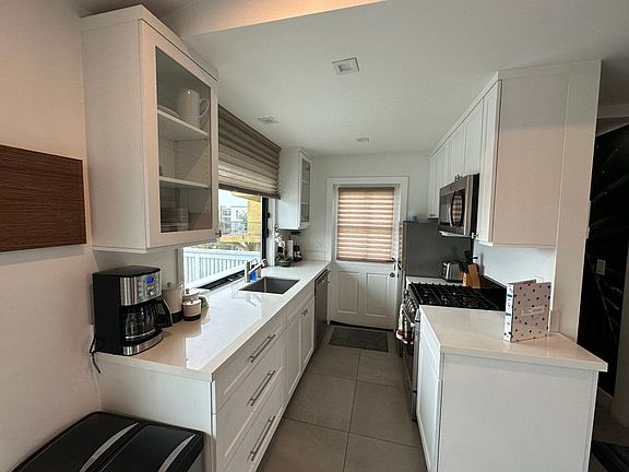 3rd image of 3554 Sydney Pl