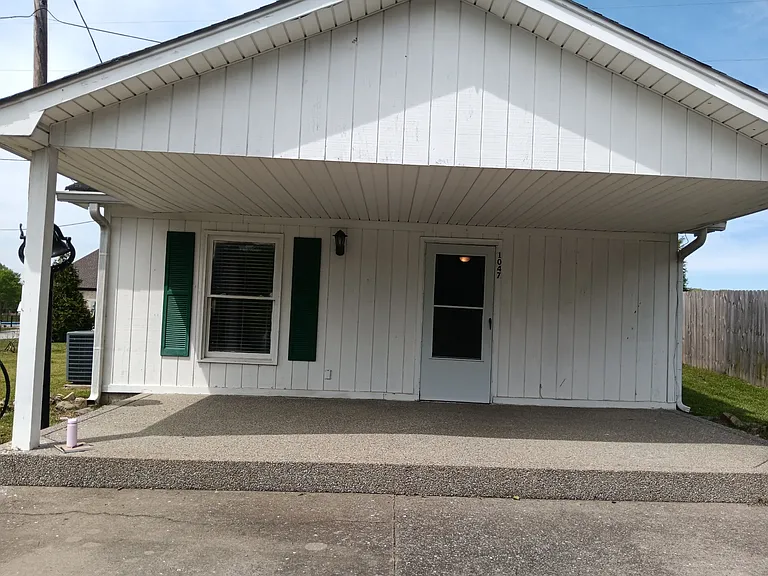 1047 Victory Ln — Photo 1