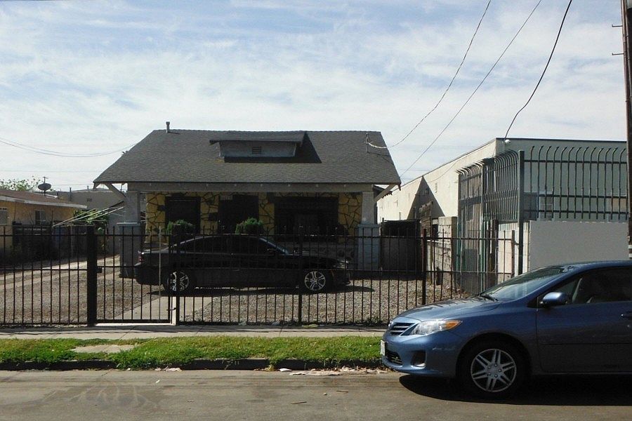 1st image of 842 W 82nd St