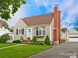 242 Phyllis Dr, Lindenhurst, NY 11757