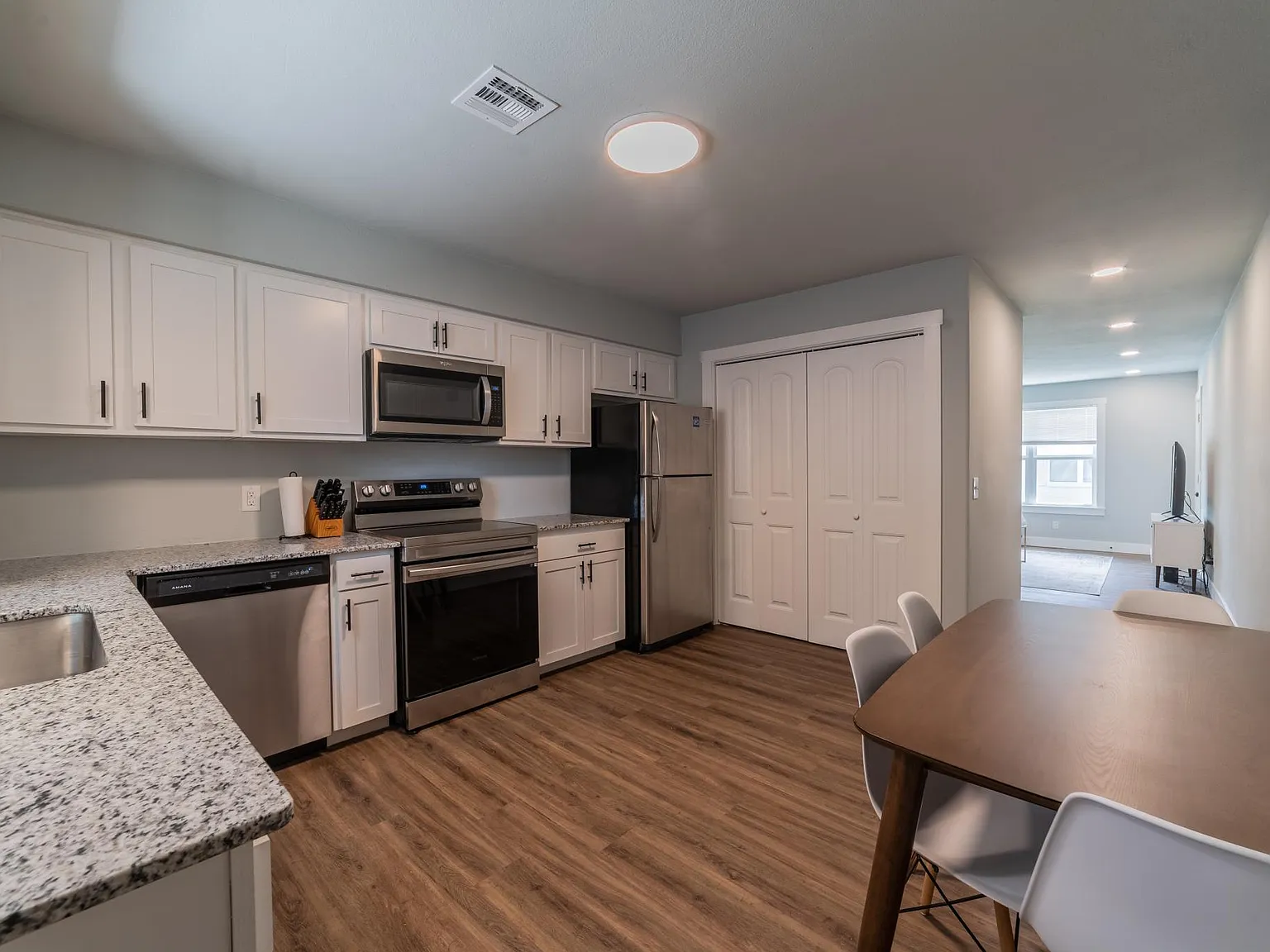 1304 SE C St — Photo 3