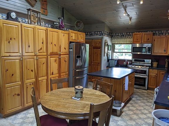 Lots of cabinets with pullouts