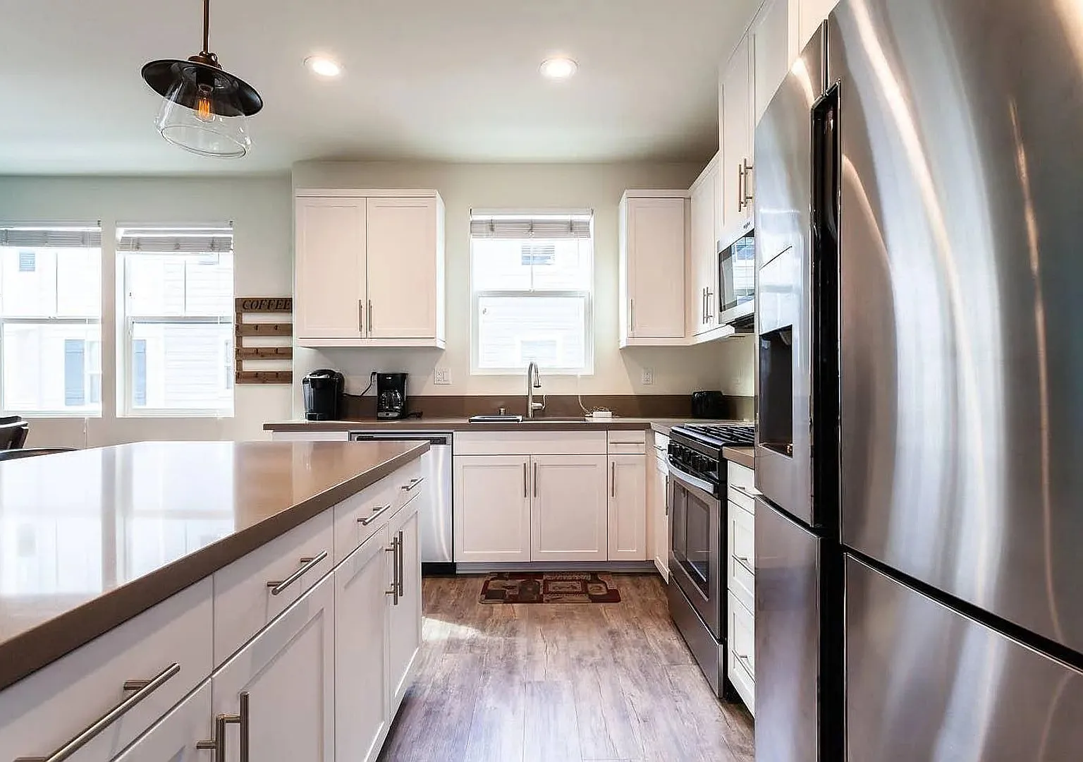 Upgraded everything, solar, beautiful beaches, pool, BBQ area, and more with ALL the amenities — Photo 1