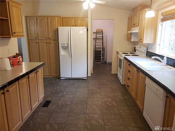 4th image of 60 NE Pine Pl