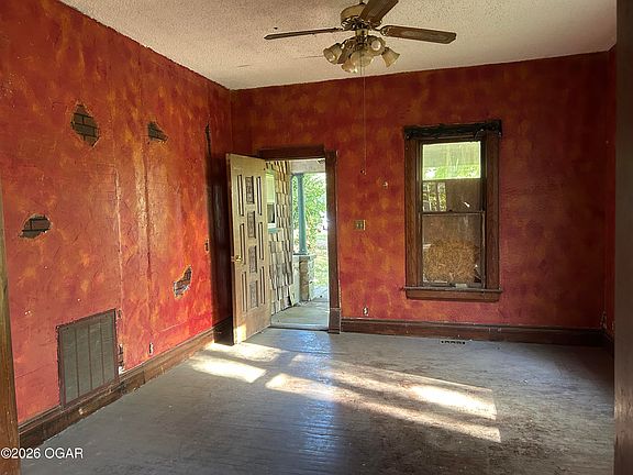 3rd image of 724 E Grand Ave