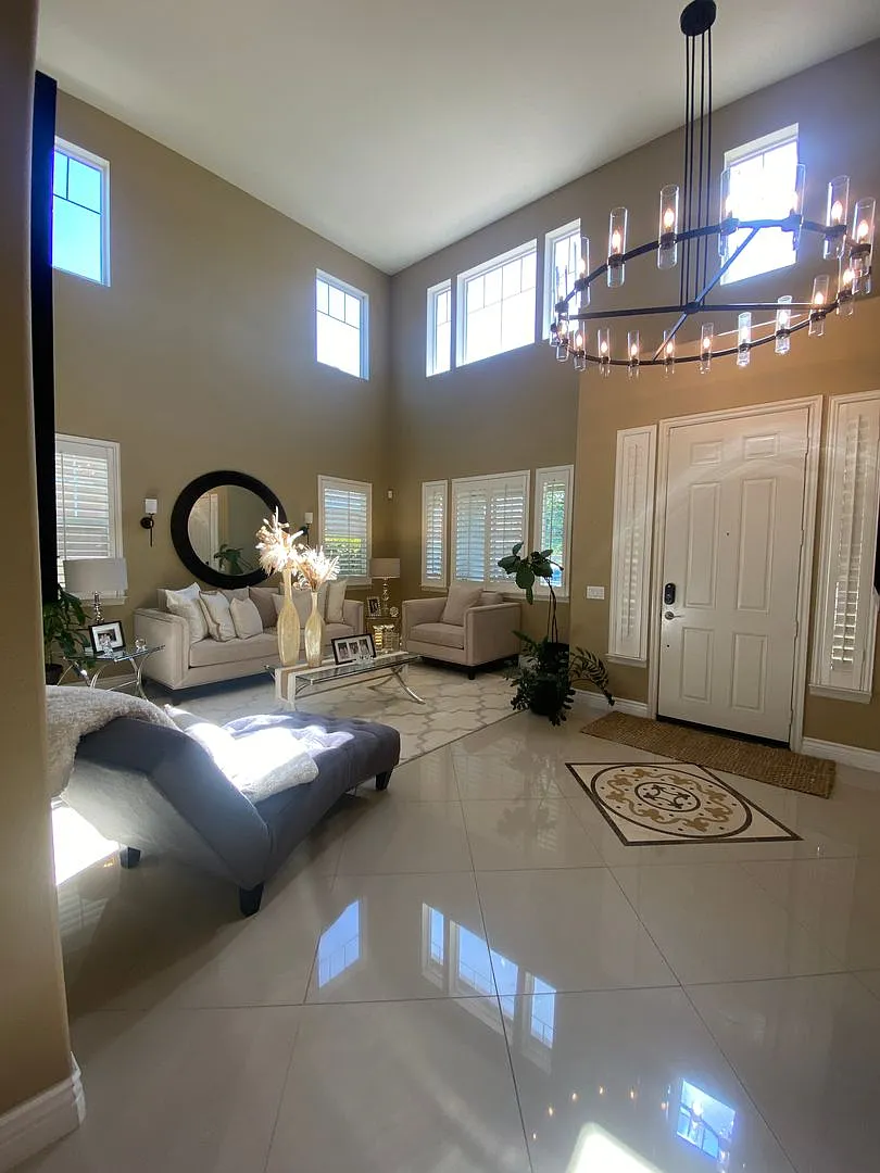 Beautiful Pool Home with Five Bedrooms — Photo 3