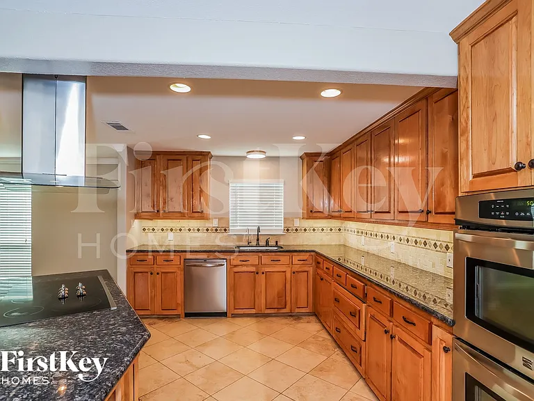 7902 Beaufort Dr — Photo 5