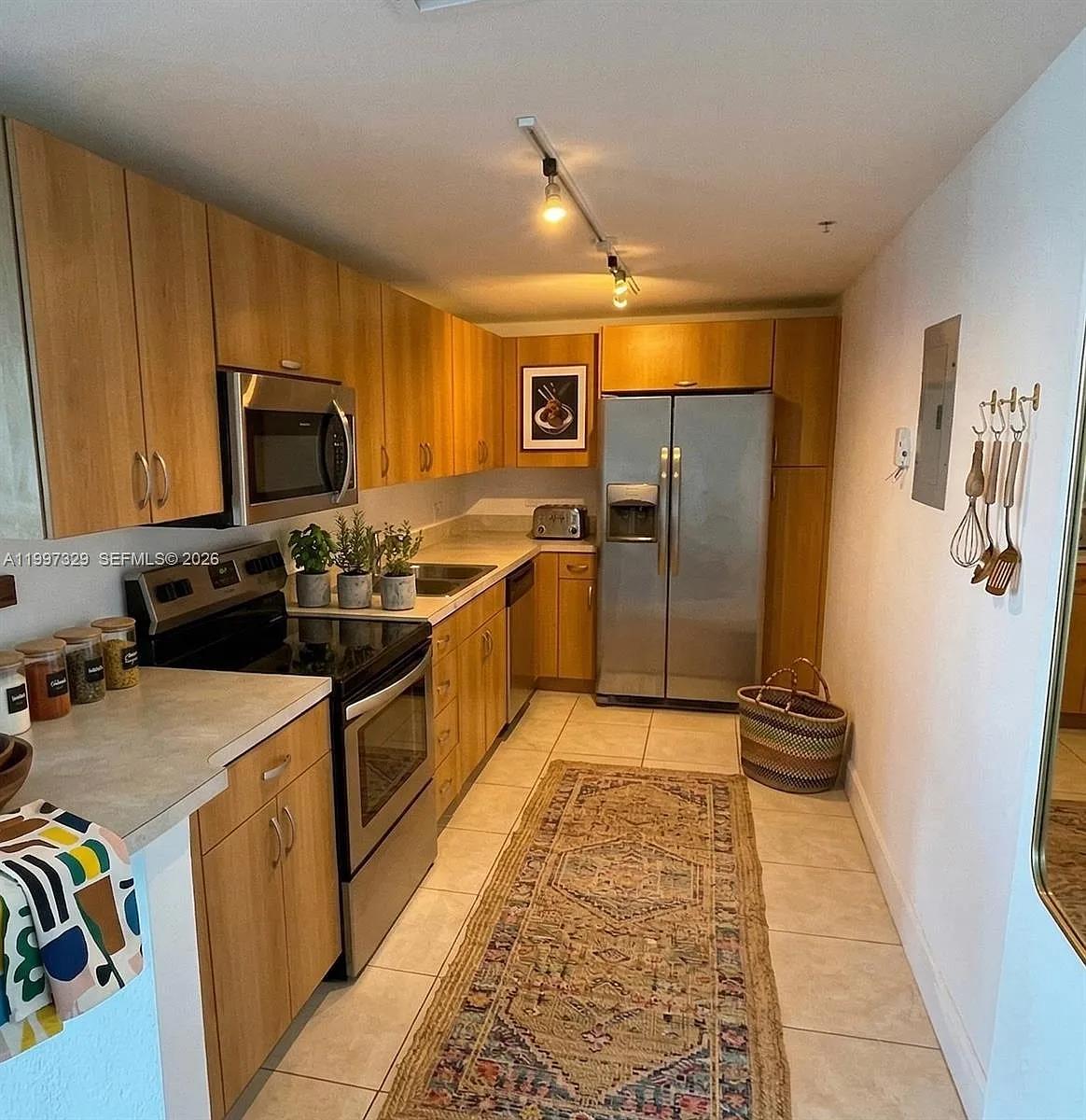 Building Photo - 7501 E Treasure Dr #3D