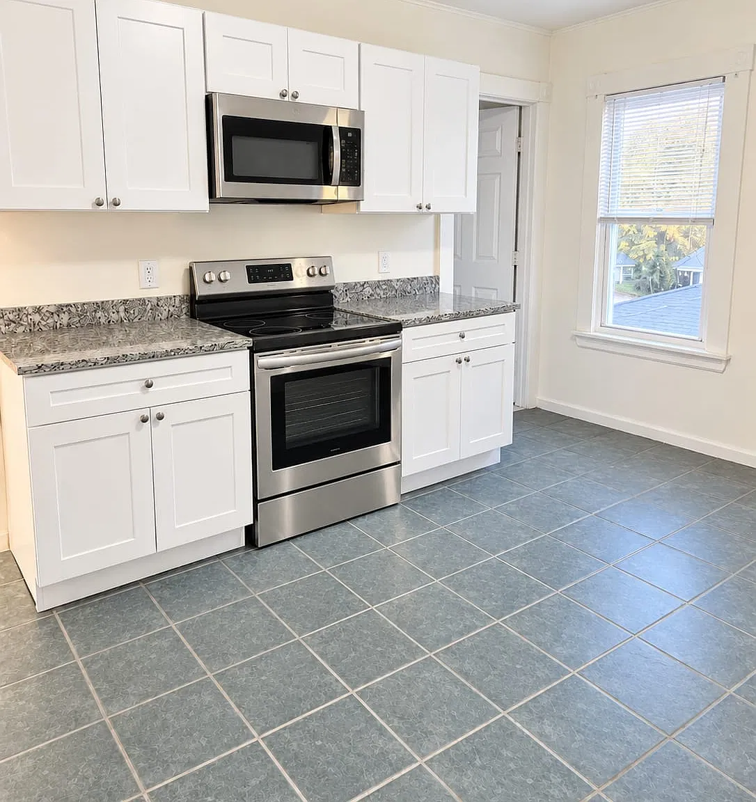 3 bed, 990 sqft, $2,400 — Photo 1