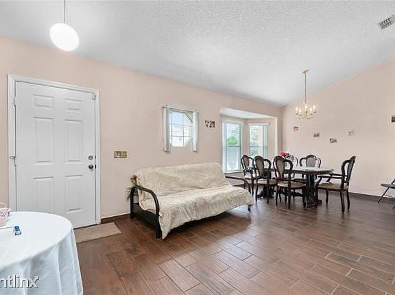 3rd image of 903R Cumbran Ln