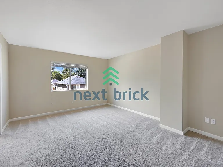 323 Graham Ave NE — Photo 16