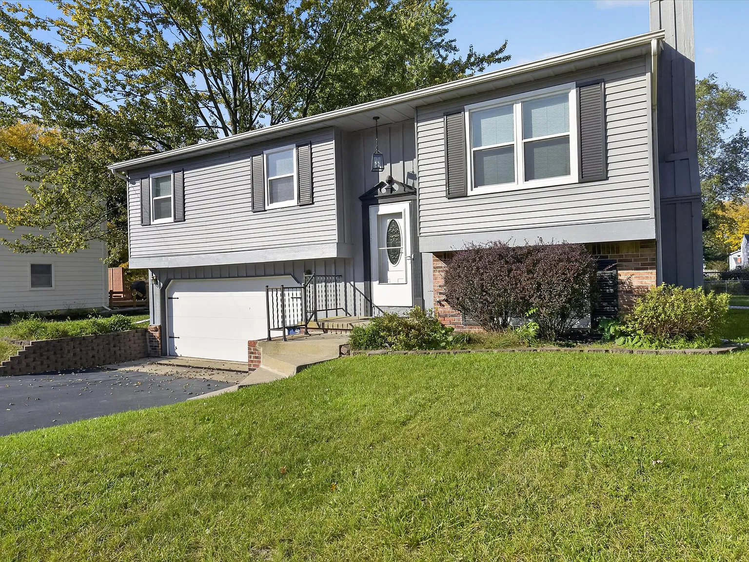 3 bed, 1.5 bath, 1584 sqft, $2,300 — Photo 2