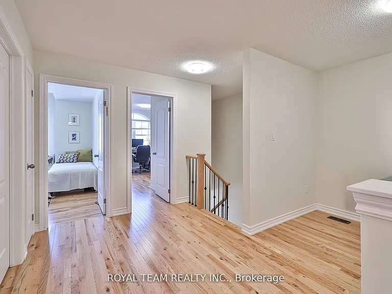 1246 Peelar Cres — Photo 12