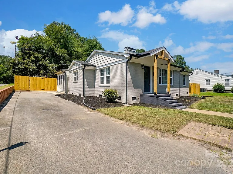 1101 Cherry St — Photo 2