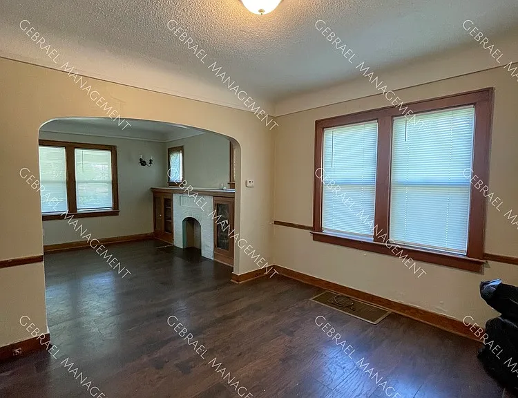 916 Perry St — Photo 9
