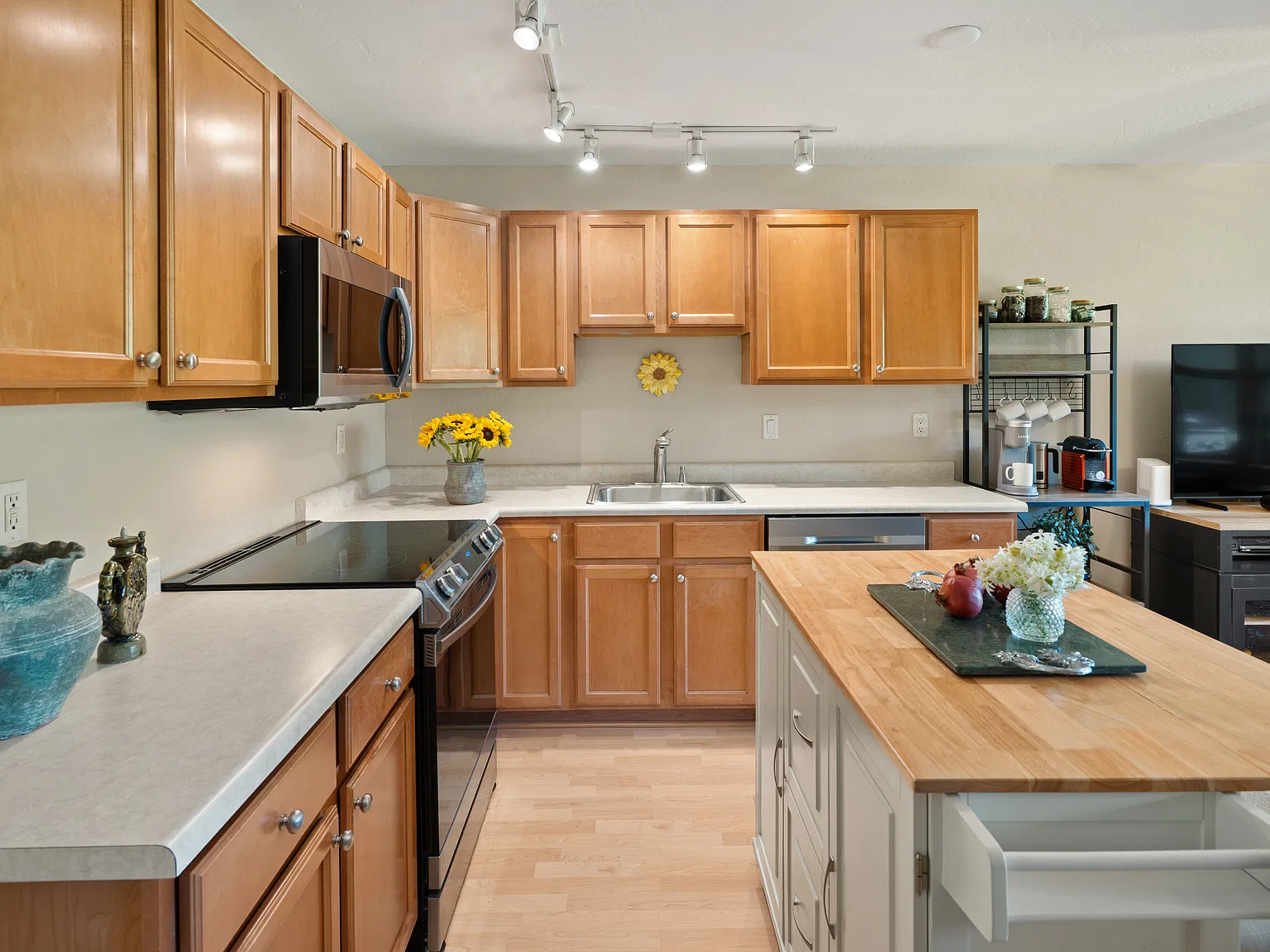 512 Lakeside Dr — Photo 4