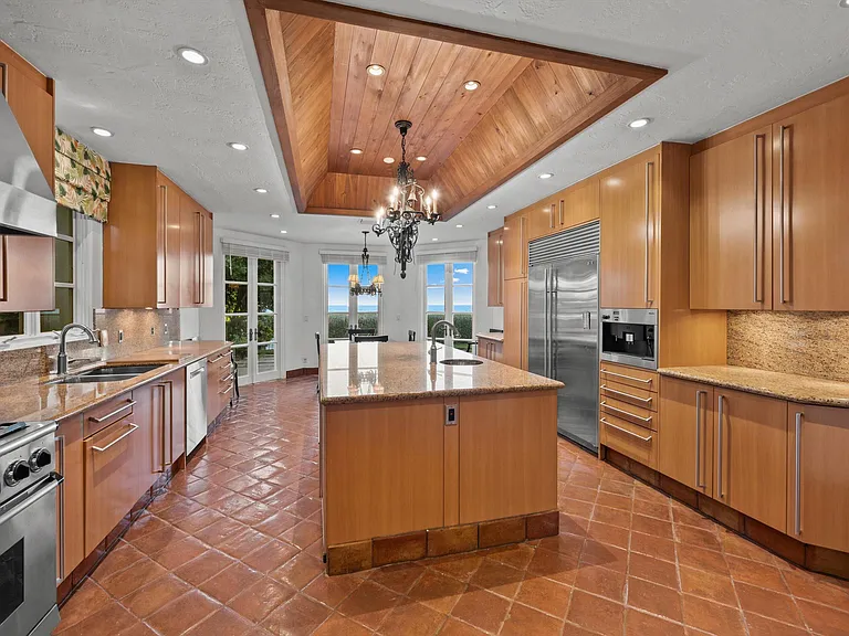 240 N Ocean Blvd — Photo 13