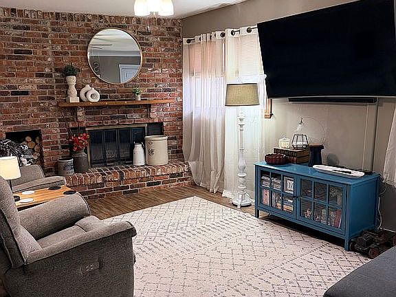 5th image of 104 N Elm St