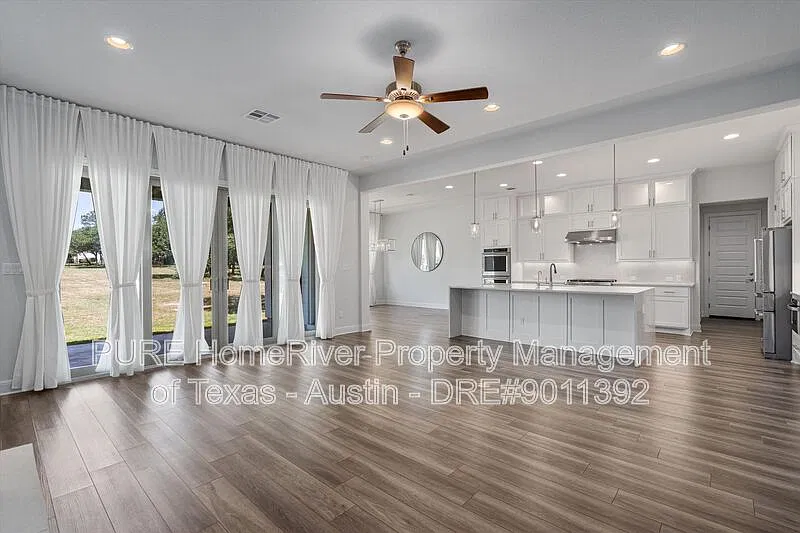 5 bed, 5.5 bath, 4059 sqft, $4,000 — Photo 4