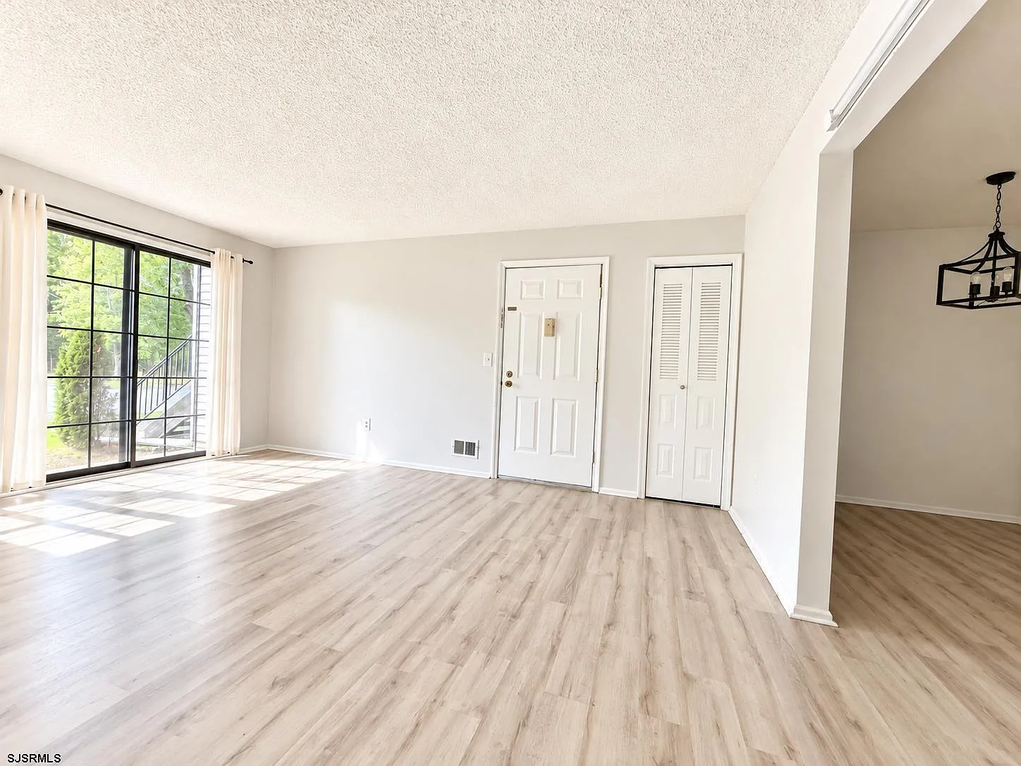 2 bed, 1.0 bath, $1,750 — Photo 2