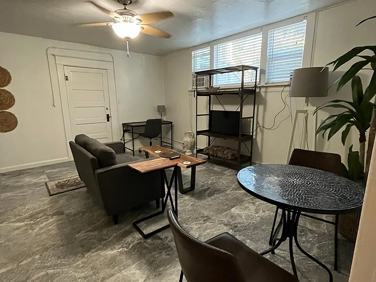 856 E Carter St #5 — Photo 2