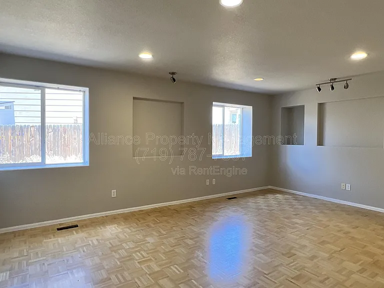5671 Vermillion Bluffs Dr — Photo 32