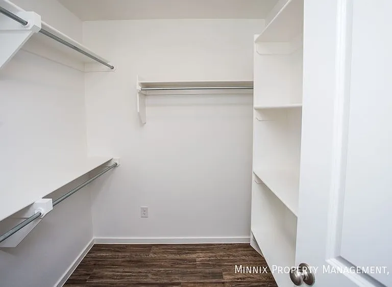2035 Kenwood Ave — Photo 3