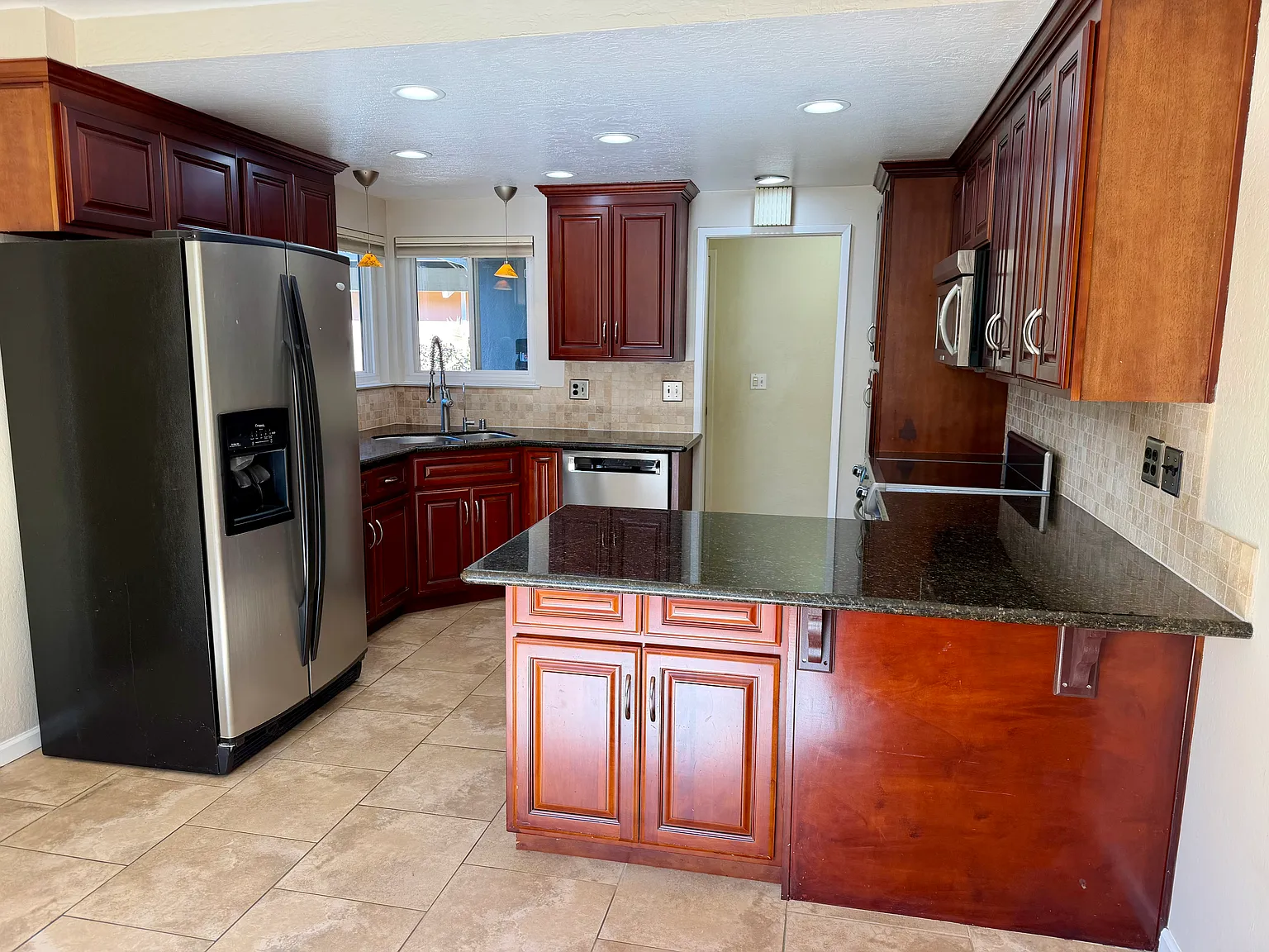 4 bed, 2.5 bath, 1616 sqft, $4,800 — Photo 1
