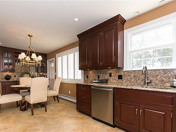 3rd image of 7 Rollingwood Dr