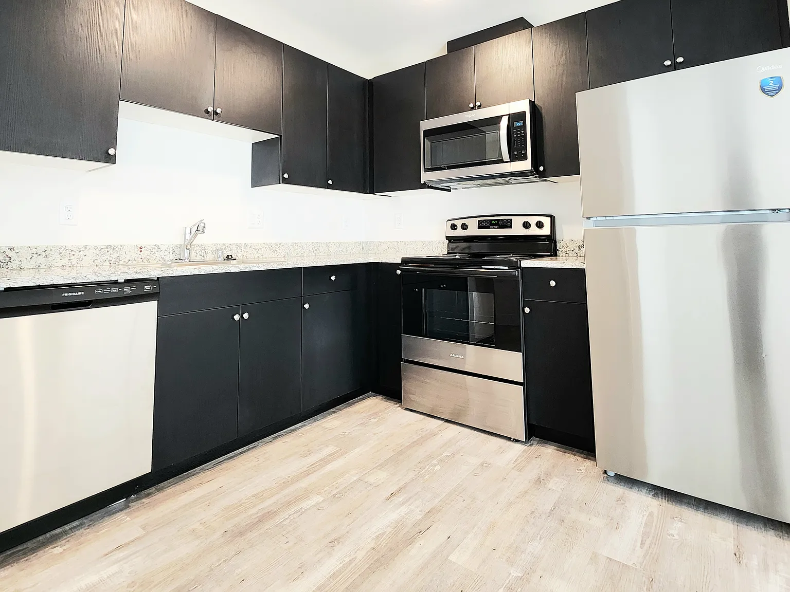 945 Walton Pl — Photo 3