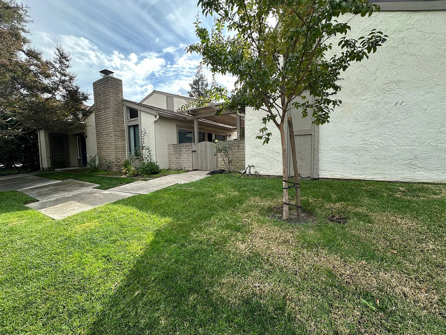 Single story house, 2 car garage, amenities — Photo 1