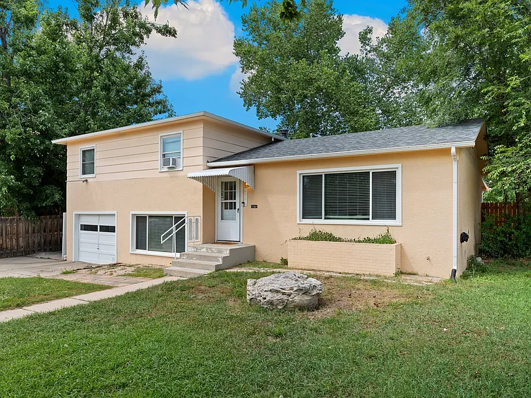 2506 Lelaray St — Photo 3