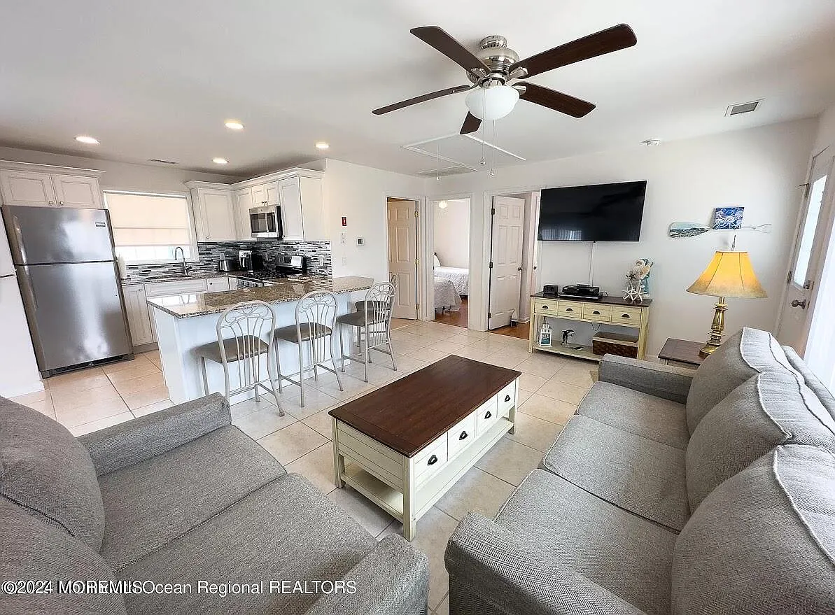 2 bed, 738 sqft, $3,000 — Photo 3