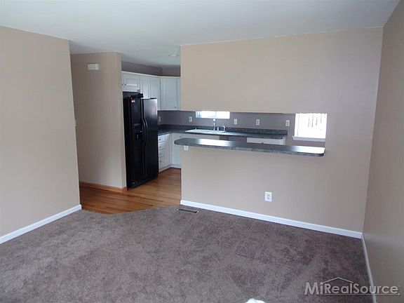 3rd image of 23509 Glenbrook St