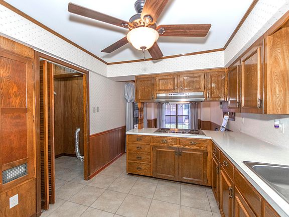 4th image of 912 Saint Charles St
