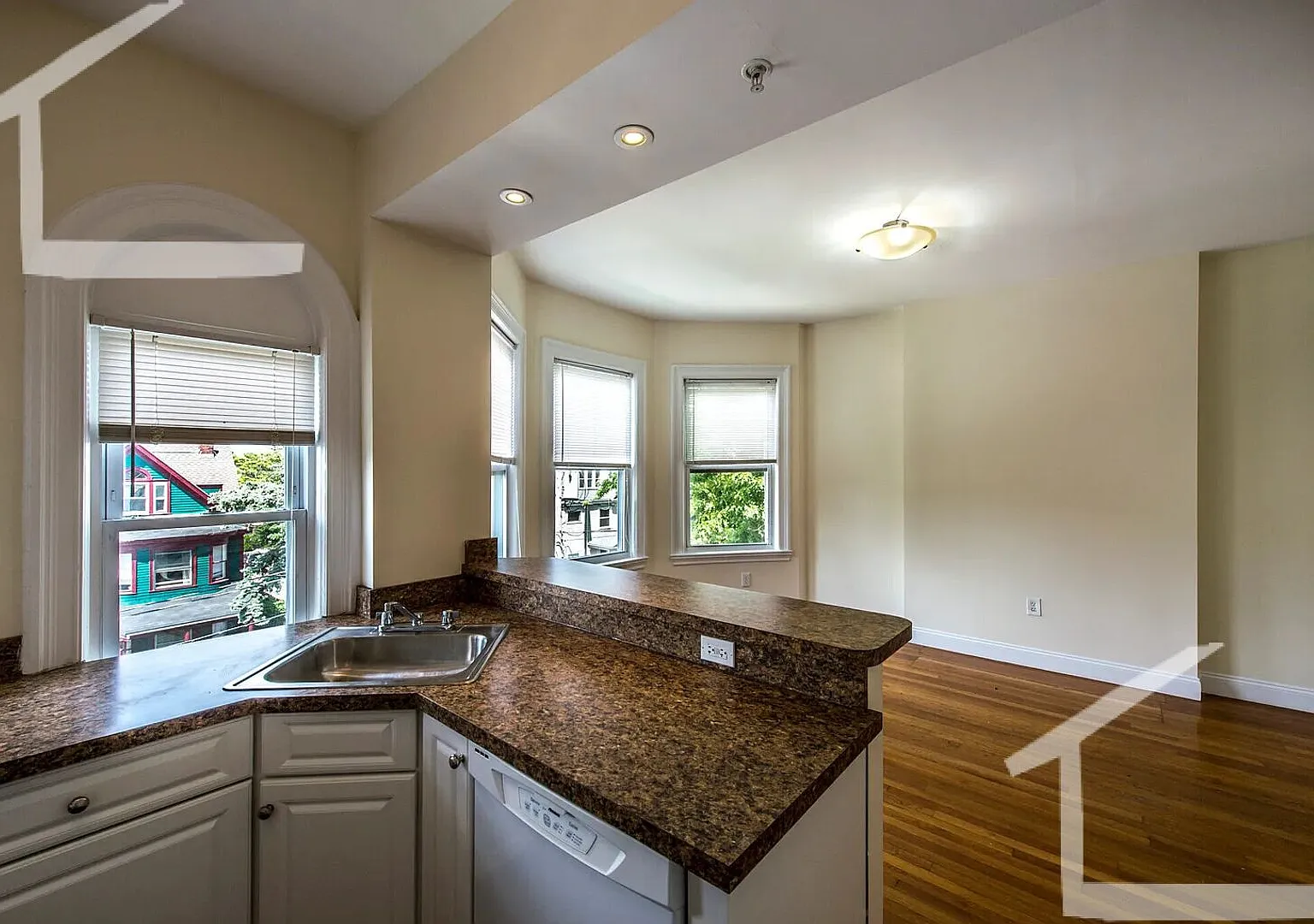 No Brokers Fee, Central Heat/AC, Convenient Location, Laundry on a Site — Photo 2