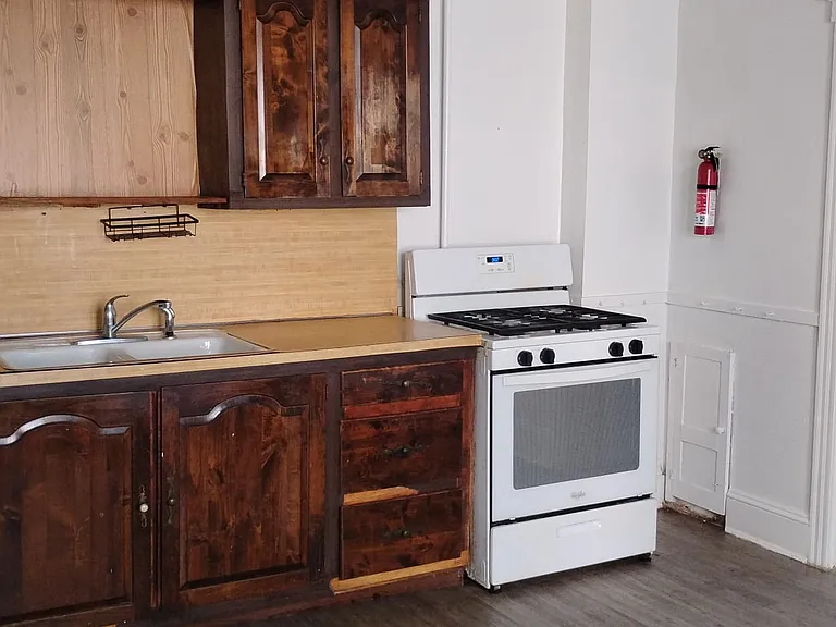 509 W Green St — Photo 2