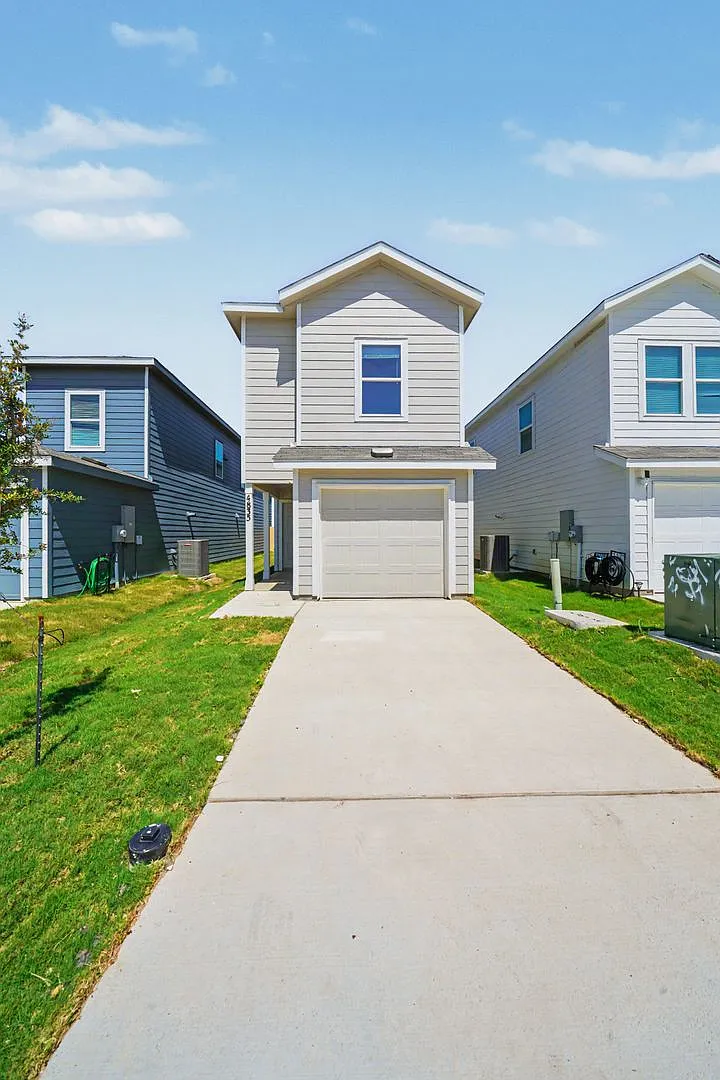 Gorgeous Open-Concept Home Near Randolph AFB - Realtor Commission: $500 — Photo 2