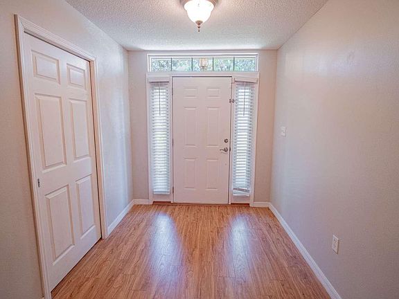 3rd image of 533 NW Oakmont Way