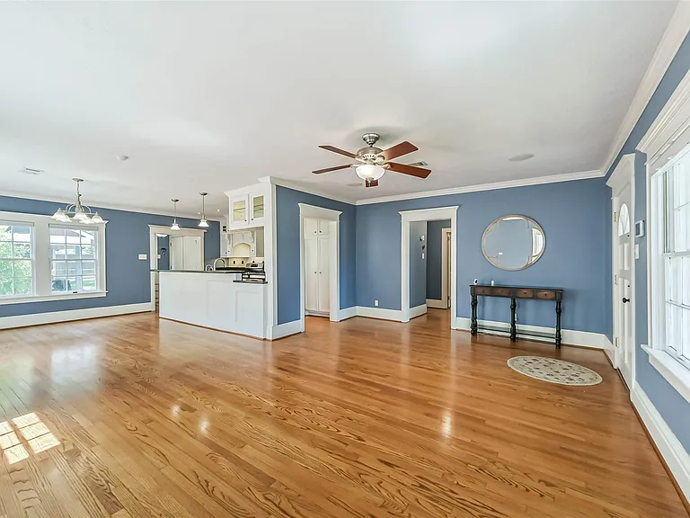 424 W 30th St — Photo 9
