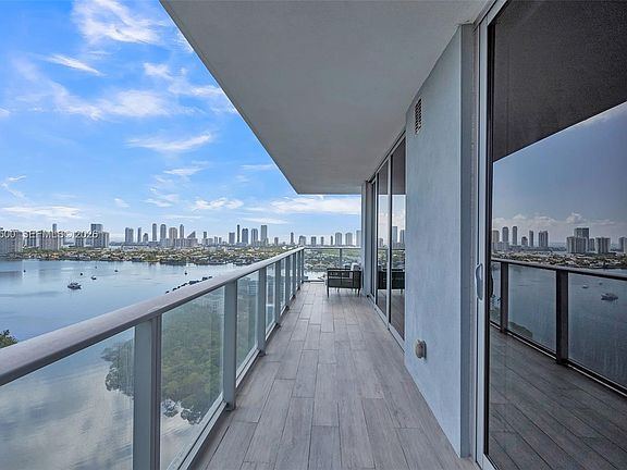 3rd image of 16385 Biscayne Blvd Unit 2707